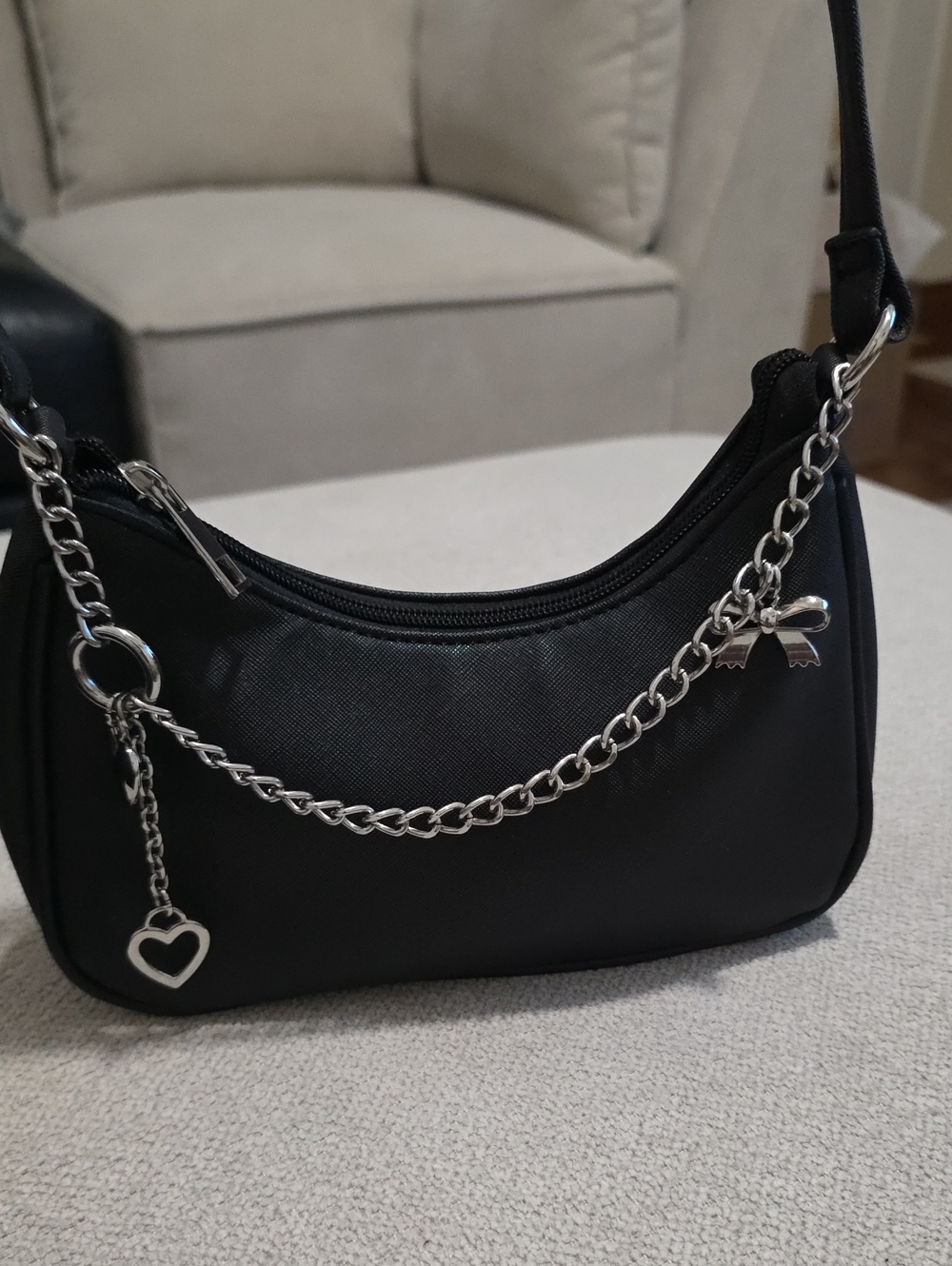 Black Women’s Chain Accent Shoulder Bag